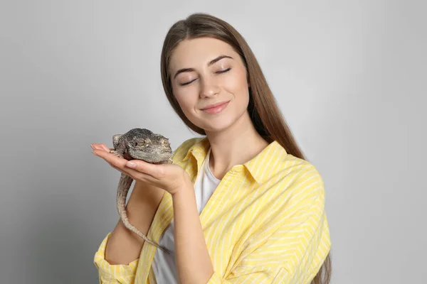 Frau Mit Bärtchen Auf Grauem Hintergrund Exotisches Haustier — Stockfoto