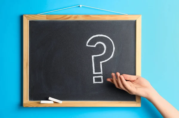 Woman Blackboard Question Mark Closeup — Stock Photo, Image