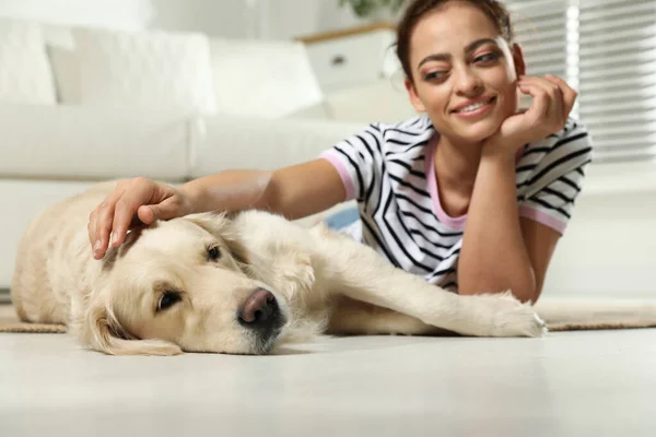 Ung Kvinna Och Hennes Golden Retriever Hemma Gulligt Husdjur — Stockfoto