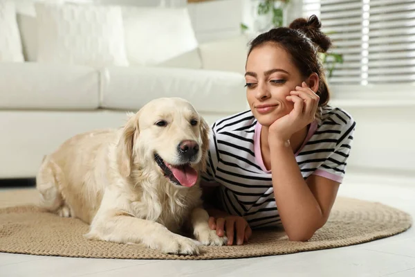 若い女性と自宅で彼女のゴールデンレトリバー 愛らしいペット — ストック写真