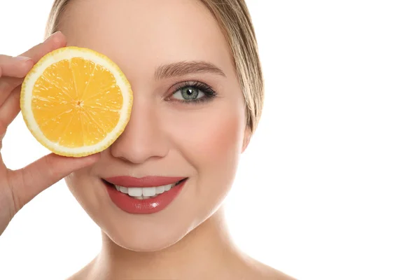 Jonge Vrouw Met Gesneden Citroen Witte Achtergrond Vitaminerijk Voedsel — Stockfoto