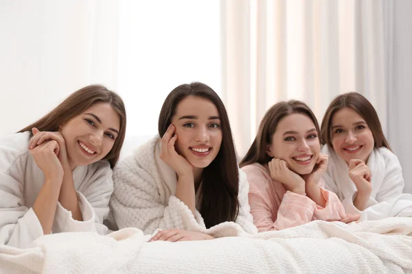 Όμορφες Νεαρές Κυρίες Στο Κρεβάτι Στο Πάρτι Περιποίησης Ημέρα Της — Φωτογραφία Αρχείου