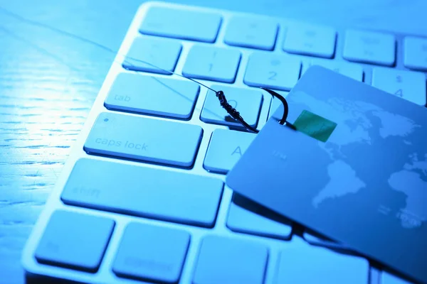 Angelhaken Mit Kreditkarte Und Computertastatur Auf Dem Tisch Nahaufnahme Cyberkriminalität — Stockfoto
