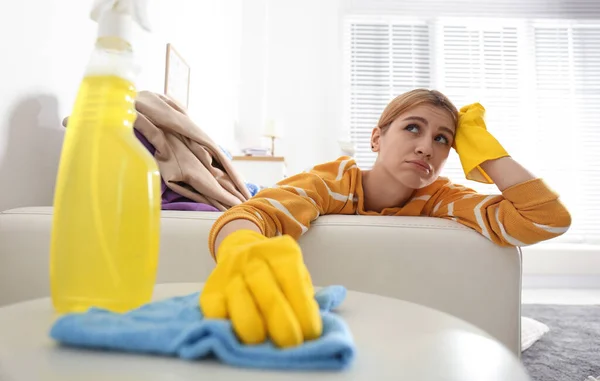 Jovem Preguiçosa Limpando Mesa Casa Limpeza Tarefas Domésticas — Fotografia de Stock
