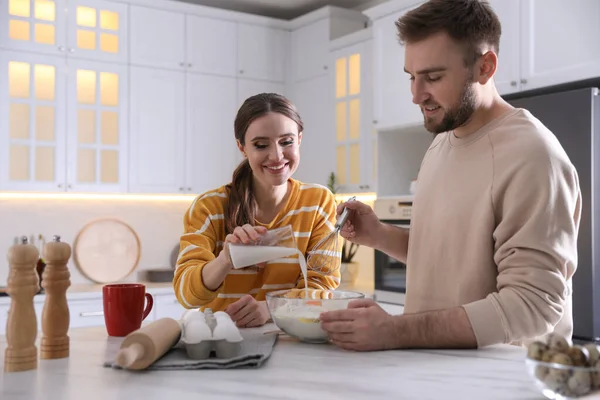 Adorável Jovem Casal Cozinhar Massa Juntos Cozinha — Fotografia de Stock