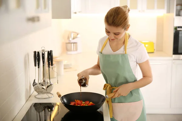 Giovane Donna Che Cucina Sul Fornello Cucina — Foto Stock