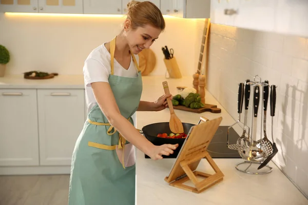 Giovane Donna Con Tablet Cucina Sul Fornello Cucina — Foto Stock