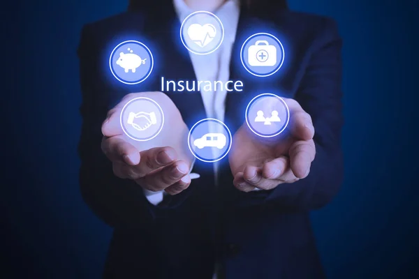 濃い青の背景に別のアイコンを持っているビジネスマンの女性 クローズアップ 保険の概念 — ストック写真