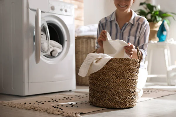 Ung Kvinna Med Tvättkorg Nära Tvättmaskin Hemma — Stockfoto