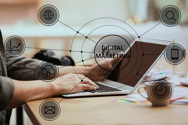Digitale Marketingstrategie Man Werkt Met Laptop Kantoor Close — Stockfoto