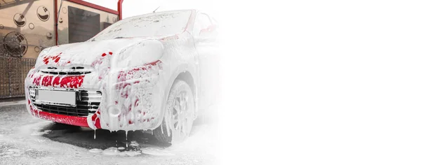 红色汽车 洗车时泡沫 文字空间 条幅设计 — 图库照片