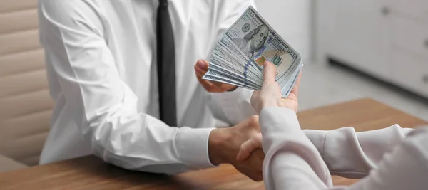 Een Vrouw Die Man Hand Schudt Smeergeld Aanbiedt Aan Tafel — Stockfoto