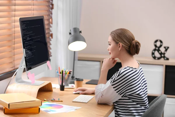 Programador Profesional Que Trabaja Con Ordenador Oficina — Foto de Stock