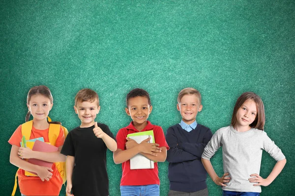 Grupo Lindos Niños Escuela Pizarra Fondo — Foto de Stock