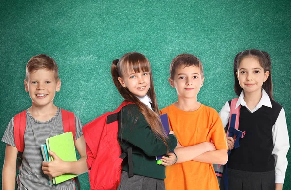 Grupo Lindos Niños Escuela Pizarra Fondo — Foto de Stock