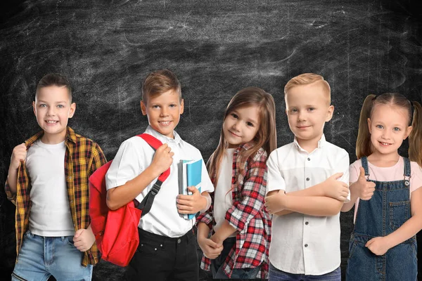 Grupo Crianças Escola Bonito Quadro Negro Fundo — Fotografia de Stock