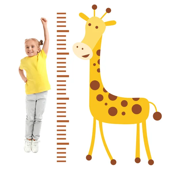 Meisje Meten Hoogte Tekening Van Giraffe Witte Achtergrond — Stockfoto