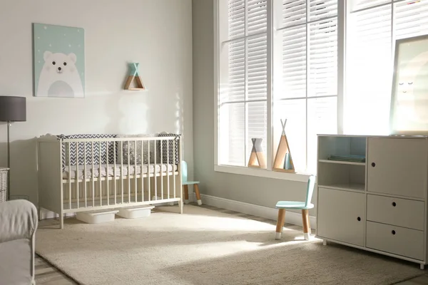 可爱的婴儿房内部有婴儿床和装饰元素 — 图库照片