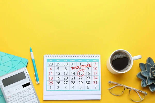 Calendario Con Parole Tempo Fiscale Tazza Caffè Sfondo Giallo Posa — Foto Stock