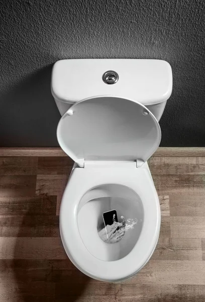Смартфон Впав Туалетну Чашу Приміщенні Вид Зверху — стокове фото