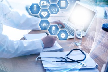 Bilim teknolojisi konsepti. Ofiste dizüstü bilgisayarda çalışan profesyonel doktor, yakın plan.