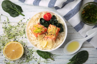 Pirinçli somon balığı ve beyaz ahşap masada ıspanak. Yemek fotoğrafçılığı  