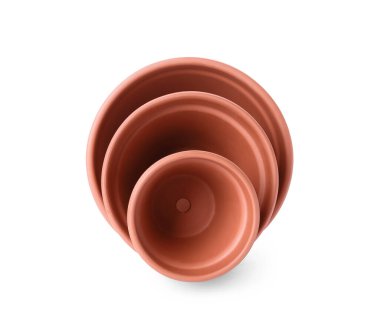 Beyaz tencerelerde izole edilmiş şık terracotta saksıları.