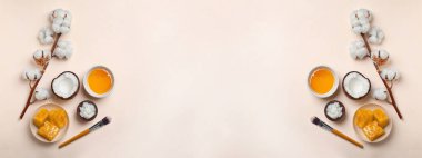 Hafif arka planda ev yapımı kozmetik ürünleri için taze malzemeler, metin için boş alan. Pankart tasarımı