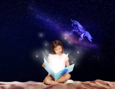 Sihir kitabı okuyan sevimli küçük bir kız. Yıldızlı gece gökyüzü ve arka planda peri tek boynuzlu at 
