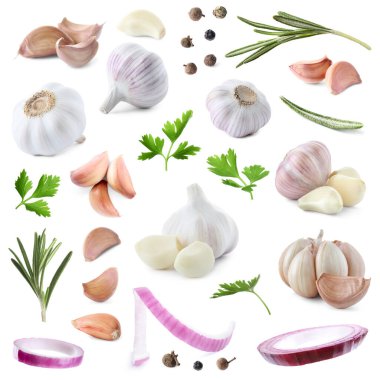 Taze sarımsak ve beyaz arka planda farklı baharatlar.