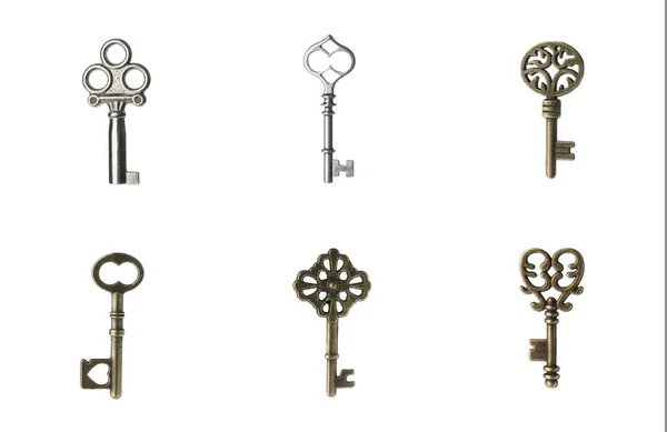 Beyaz Arkaplanda Farklı Dekoratif Anahtarlar Kümesi — Stok fotoğraf