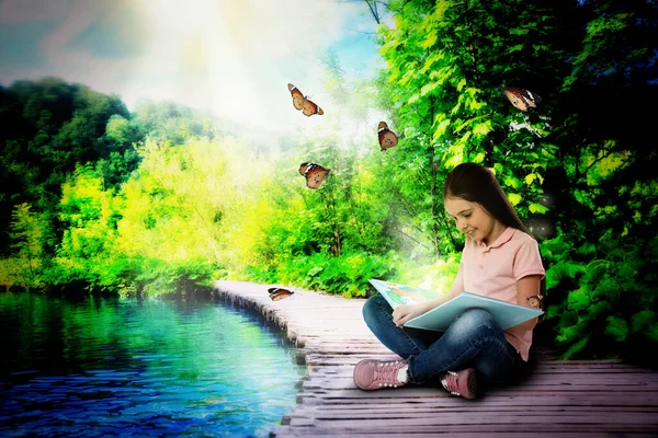 Мила Дівчинка Читає Чарівну Книгу Дерев Яному Мосту Біля Озера — стокове фото