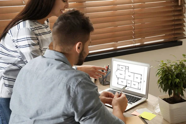 사무실에서 노트북으로 건축가들 — 스톡 사진
