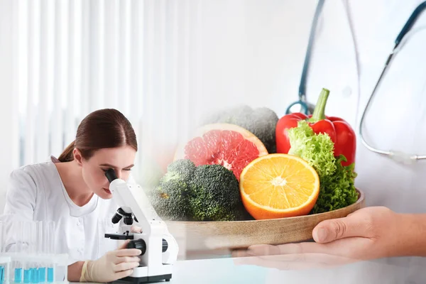 テーブルで顕微鏡を持つ科学者と研究室の彼女の同僚 食品品質分析 — ストック写真