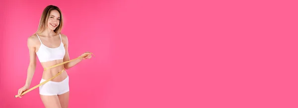 Slanke Vrouw Die Haar Middel Meet Roze Achtergrond Ruimte Voor — Stockfoto