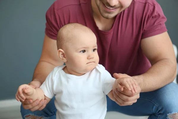 Padre Militar Abrazando A Su Bebe Recien Nacido Regreso A Casa La Infancia Stock Photo Padre Militar Abrazando A Su Bebe Recien Nacido Regreso A Casa La Infancia Stock Photo