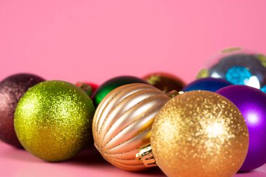 Pembe bir arka plan üzerinde Noel oyuncaklar