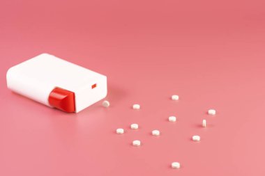 Pembe bir arka plan üzerinde tatlandırıcı tabletler