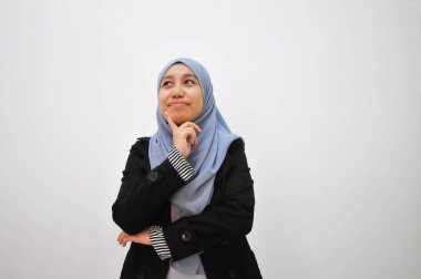 Beyaz arka plan ile düşünme genç Müslüman işkadını