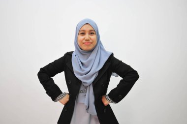 Beyaz arka plan ile yıldızı genç Müslüman işkadını