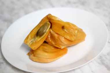 Beyaz tabakta Jackfruits