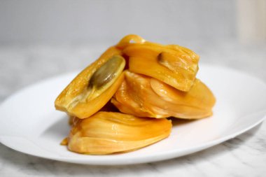 Beyaz tabakta Jackfruits