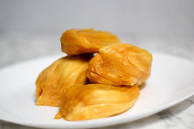 Beyaz tabakta Jackfruits