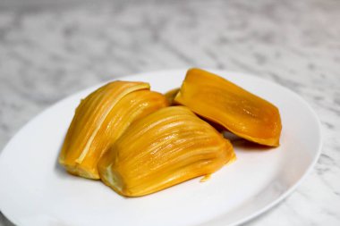 Beyaz tabakta Jackfruits