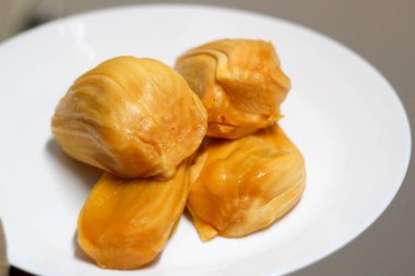 Beyaz tabakta Jackfruits