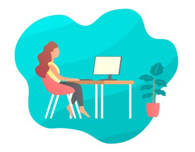 Bilgisayarın önünde masada oturan kız..