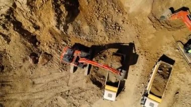 Otoyol inşaat Site.Excavators yol inşaatta çalışırken bir damperli kamyon yükleme. Herhangi bir video sunumu vitrine için harika: yol çalışmaları, buldozerler, kamyon, yol inşaatı.