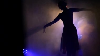 Kadın balerin sahnede