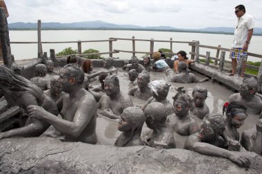 Cartagena, Kolombiya - 26 Haziran El Volcan de Totumo. Volkan birkaç yüz metre derinlikte ve çamur o kadar kalın ki üstünde yüzüyorsun. 26 Haziran 2011 Cartagena Kolombiya