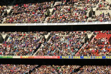 Avusturalya futbolunda (Afl) Avustralya 01 / 04 / 2007 seyircisi. Kalabalık Telstra stadyumunda oturuyor.